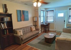 Smart TV, DVD player, livros