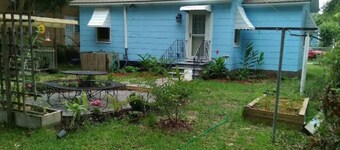 Cozy 3 bedroom cottage. minutes from everything