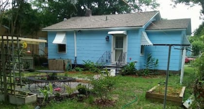 Cozy 3 bedroom cottage. minutes from everything