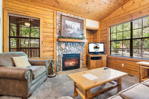 Cozy Walk-in Cabin with Fireplace, Jacuzzi, and Private, Covered Balcony