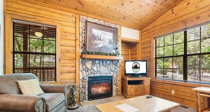 Cozy Walk-in Cabin with Fireplace, Jacuzzi, and Private, Covered Balcony