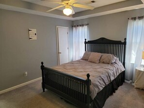 4 bedrooms, WiFi, bed sheets - Near Ft. Moore - Ft. Benning 4 br 2 bath renovated charming home  (Columbus)