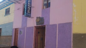 Un edificio con un letrero que dice "Hotel Pedaje".