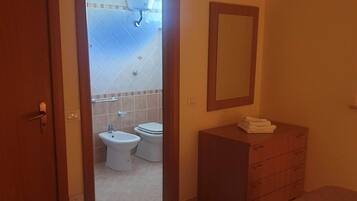 5 Schlafzimmer, Bügeleisen/Bügelbrett, WLAN, Bettwäsche