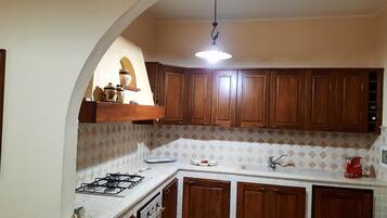 Frigorifero, microonde, forno, piano cottura