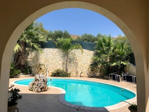 Outdoor pool - Beautiful country side villa with private pool (Racalmuto)