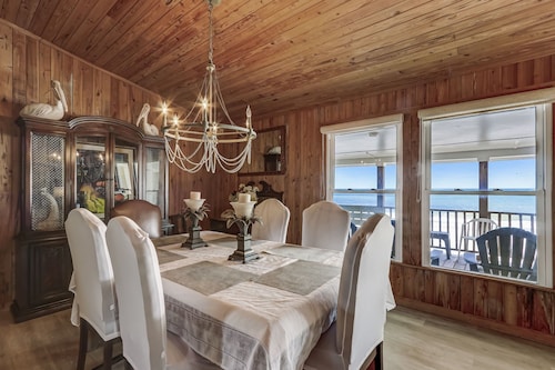 Oceanfront Parardise! Private Home Just Steps to the Ocean!