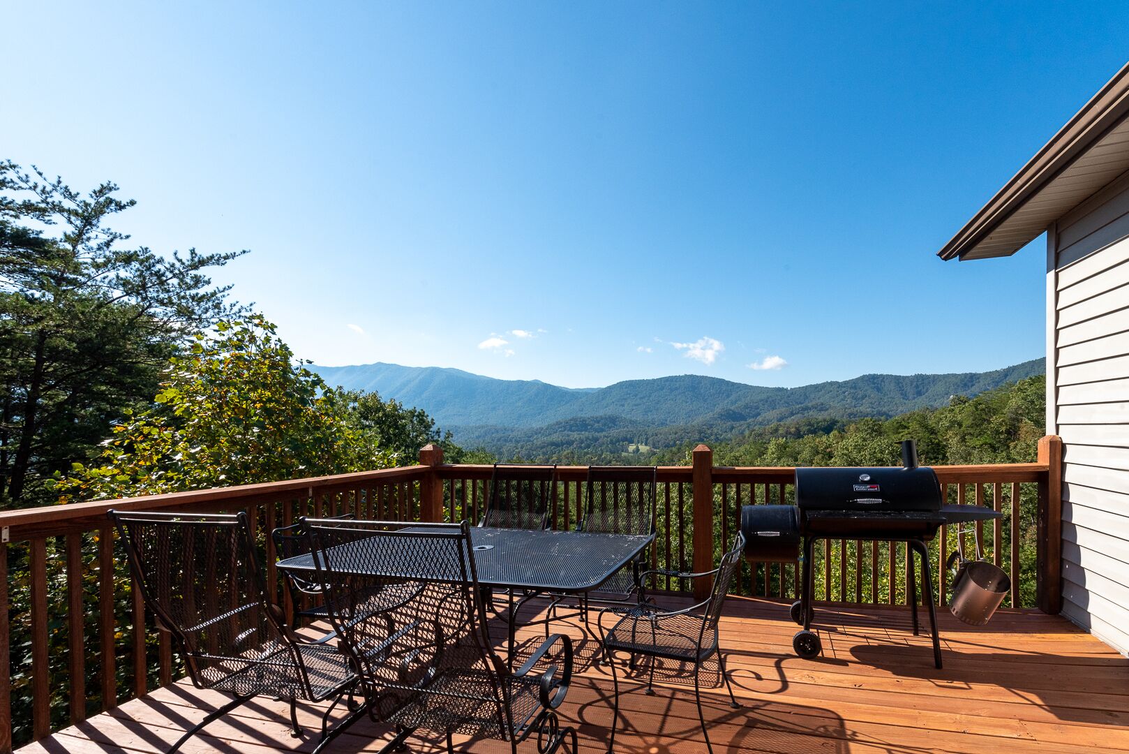 Gorgeous Mtn. View♥Sleeps 13♥Game Room♥Seasonal Swimming♥2 King ensuite Masters
