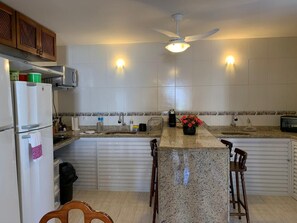 Geladeira, micro-ondas, fogão, cooktop