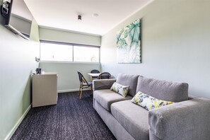 Minibar, bàn, bàn ủi/dụng cụ ủi quần áo 