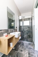 Estudio | Baño | Ducha y cabezal de ducha tipo lluvia