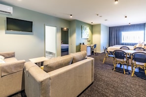 Studio Family | Minibar, desk, iron/ironing board, free WiFi - Nightcap at Commercial Hotel (Nerang)