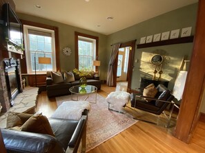 Smart TV, fireplace