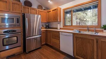 Dapur pribadi | Lemari es, mesin pencuci piring, dan tisu