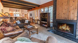 Living room | TV - Wildflower 61 (Bend)
