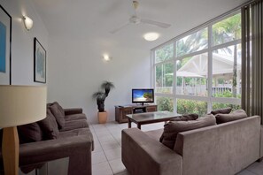 Smart TV, books - Port Douglas 3 bed 2 bath Townhouse- home away from home! (Douglas)
