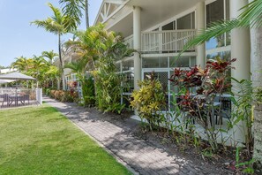 Terrace/patio - 2 Bedroom 2 Bathroom Townhouse in Port Douglas! Heated Pool! (Douglas)