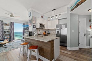 Geladeira, micro-ondas, fogão, cooktop