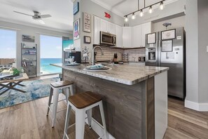 Refrigerador, microondas, horno, placa de cocina