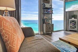 TV connectée, lecteur de DVD, livres, vidéothèque