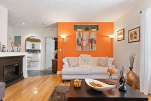 Smart TV - Stunning 1 BR-Apt-Oceanview to Revere Beach -3 Train Stop Boston Logan Airport (Revere)