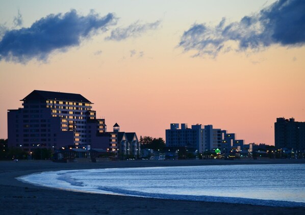 Beach - Stunning 1 BR-Apt-Oceanview to Revere Beach -3 Train Stop Boston Logan Airport (Revere)