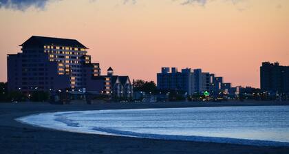 Stunning 1 BR-Apt-Oceanview to Revere Beach -3 Train Stop Boston Logan Airport