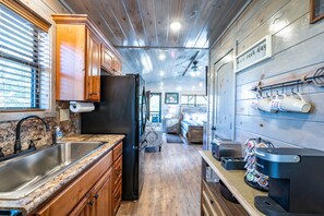 ثلاجة، ميكروويف، فرن، موقد طهي مسطح