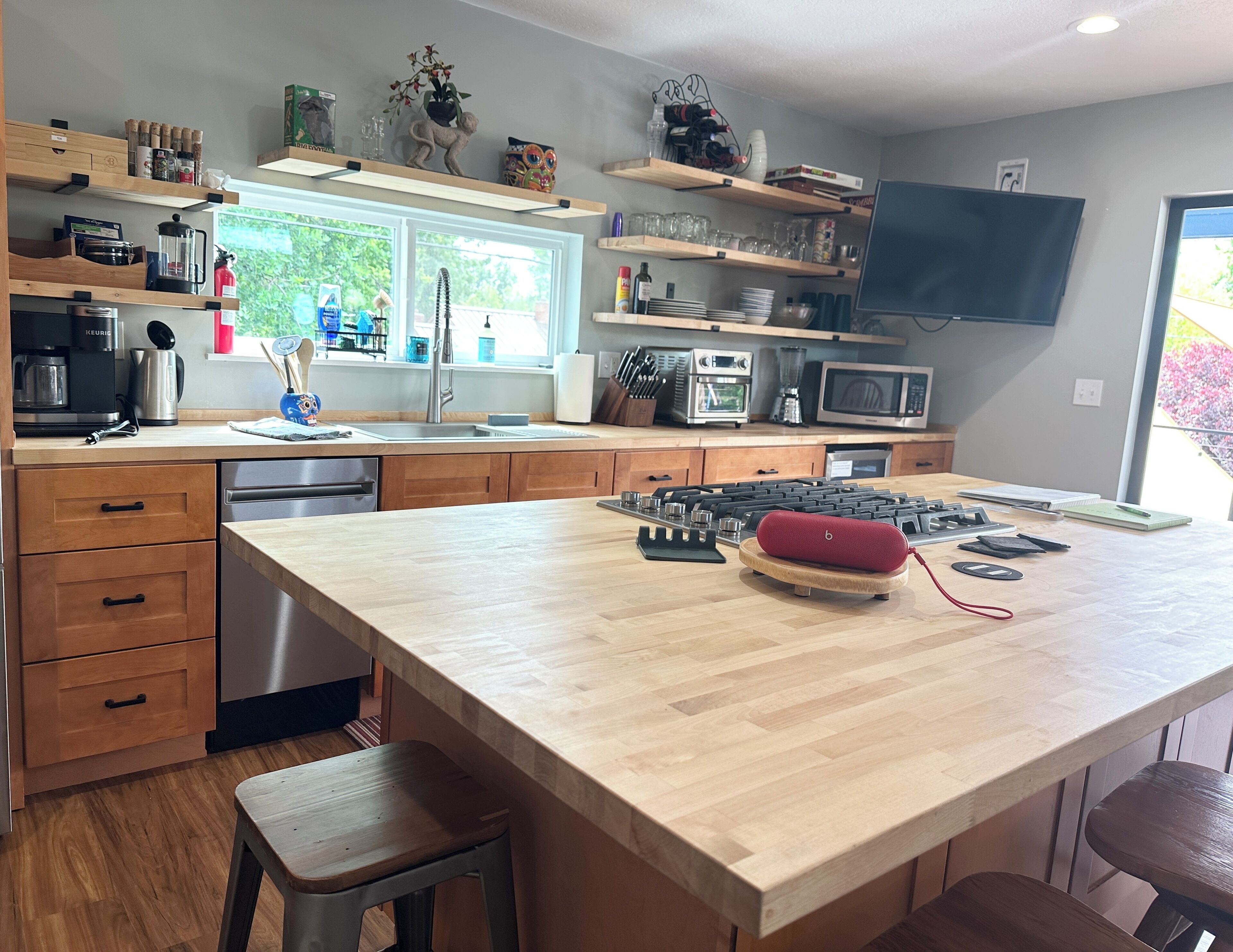 Réfrigérateur, micro-ondes, plaque de cuisson, lave-vaisselle