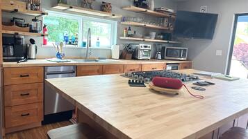 Réfrigérateur, micro-ondes, plaque de cuisson, lave-vaisselle