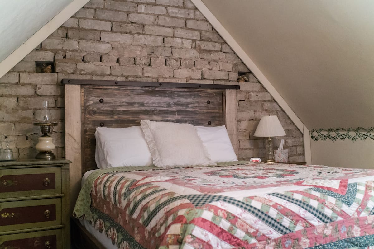 Signature driepersoonskamer | Luxe beddengoed, individueel gedecoreerd, individueel gemeubileerd