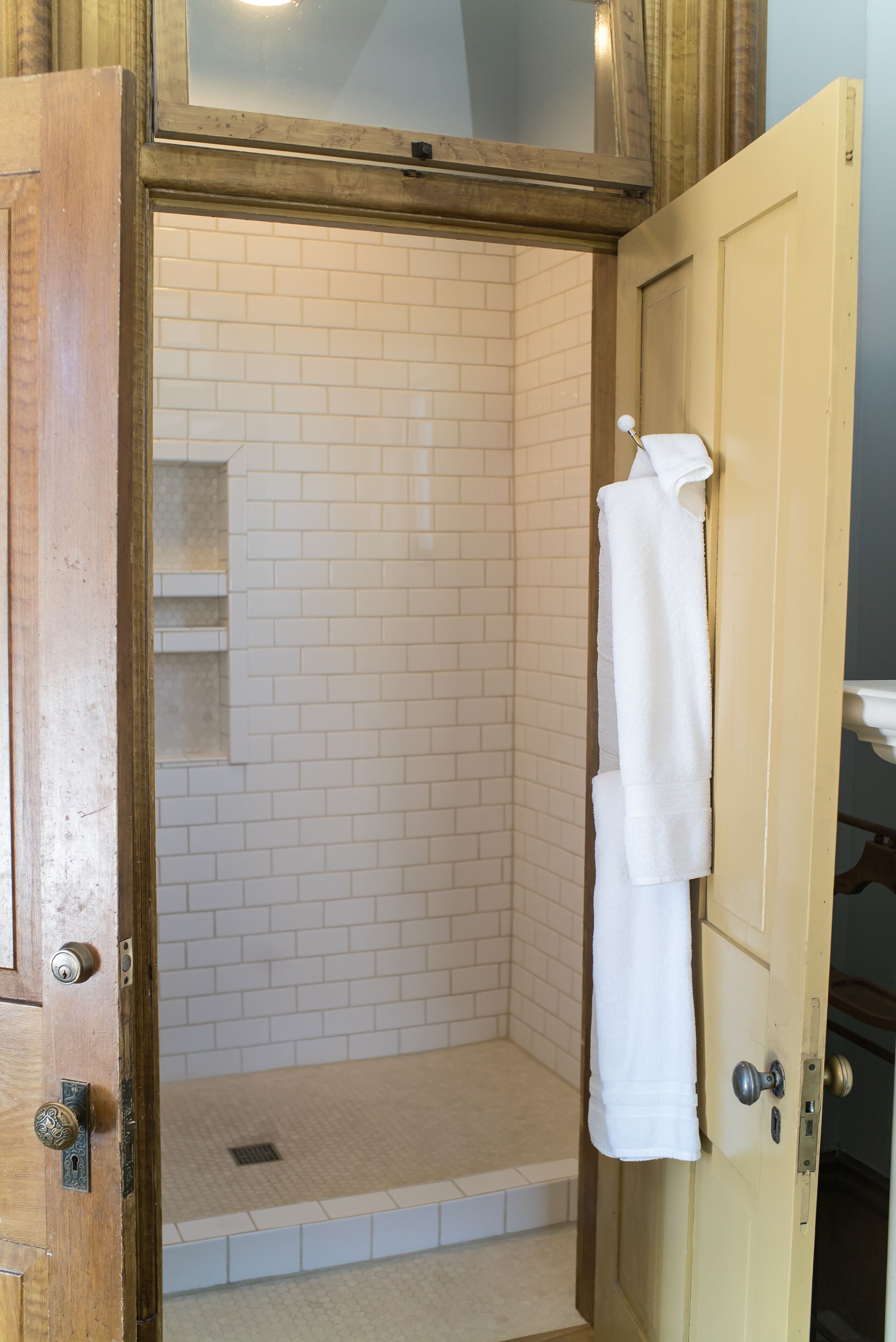 Deluxe suite | Badkamer | Een douche, gratis toiletartikelen, een haardroger, handdoeken