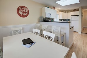 Dining - Sand Bucket Cottage (Pacific Beach)