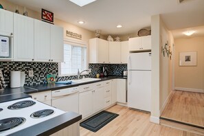 Fridge, microwave, oven, stovetop - Sand Bucket Cottage (Pacific Beach)