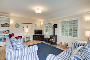 Smart TV, fireplace, books - Sand Bucket Cottage (Pacific Beach)