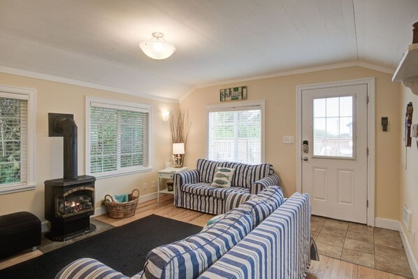 Smart TV, fireplace, books - Sand Bucket Cottage (Pacific Beach)