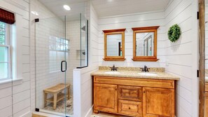Sèche-cheveux, bidet, serviettes fournies, savon