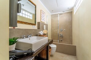 Haartrockner, Bidet, Handtücher