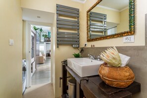 Haartrockner, Bidet, Handtücher