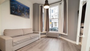 House, 1 Queen Bed with Sofa bed | Living room - Stunning Studio in London Kensington (London)
