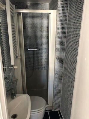 Hus - 1 queensize-säng med bäddsoffa | Badrum | Dusch, hårtork och handdukar