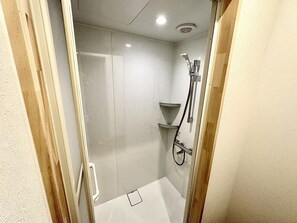 Baignoire et douche séparées, articles de toilette gratuits