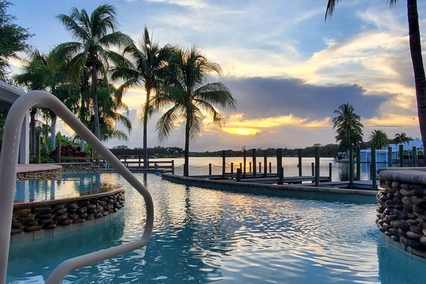 Utendørsbasseng og et oppvarmet basseng