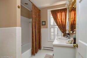 Premier Room, 1 Queen Bed | Bathroom | Hair dryer, towels, soap, shampoo - The Ashford Inn (Clinton)