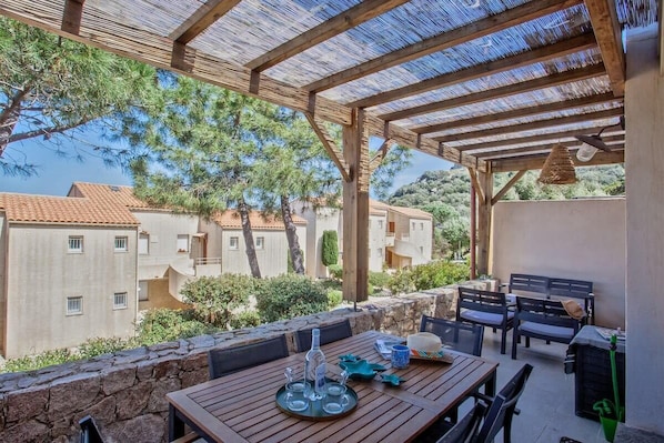 تناول الطعام بالخارج