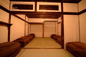 Standard Family Room, Non Smoking | Bed sheets