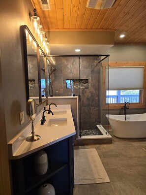 Bathtub, hair dryer, towels, soap - Magnificent Mountain Views (Sapphire)