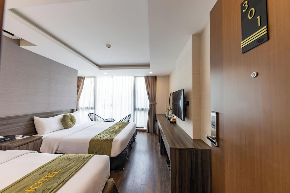 Familien-Suite, Stadtblick | 1 Schlafzimmer, Minibar (mit einigen kostenlosen Artikeln), Zimmersafe
