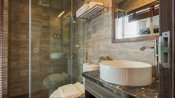 Shower, hydromassage showerhead, free toiletries, hair dryer