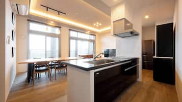 Departamento Deluxe | Cocina privada | Refrigerador, microondas, parrilla de estufa y arrocera
